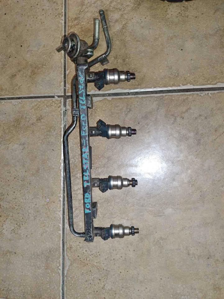 Ford Telstar injectors with rail - Private Seller Ford Telstar injectors with rail - Private Seller