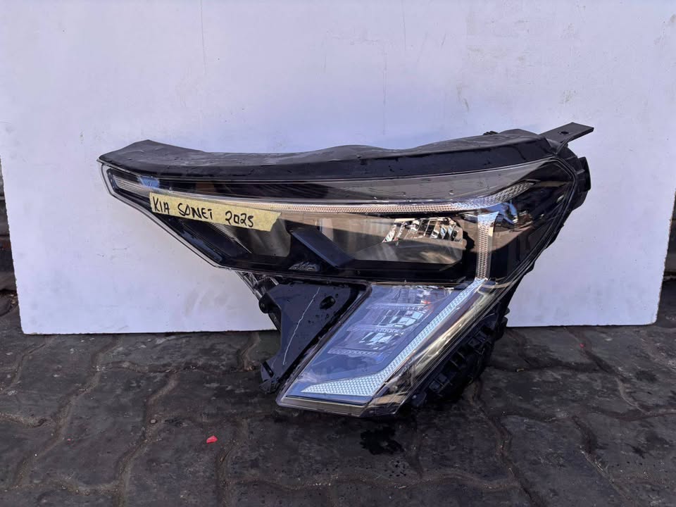 2025 Kia Sonet Headlight - Private Seller 2025 Kia Sonet Headlight - Private Seller
