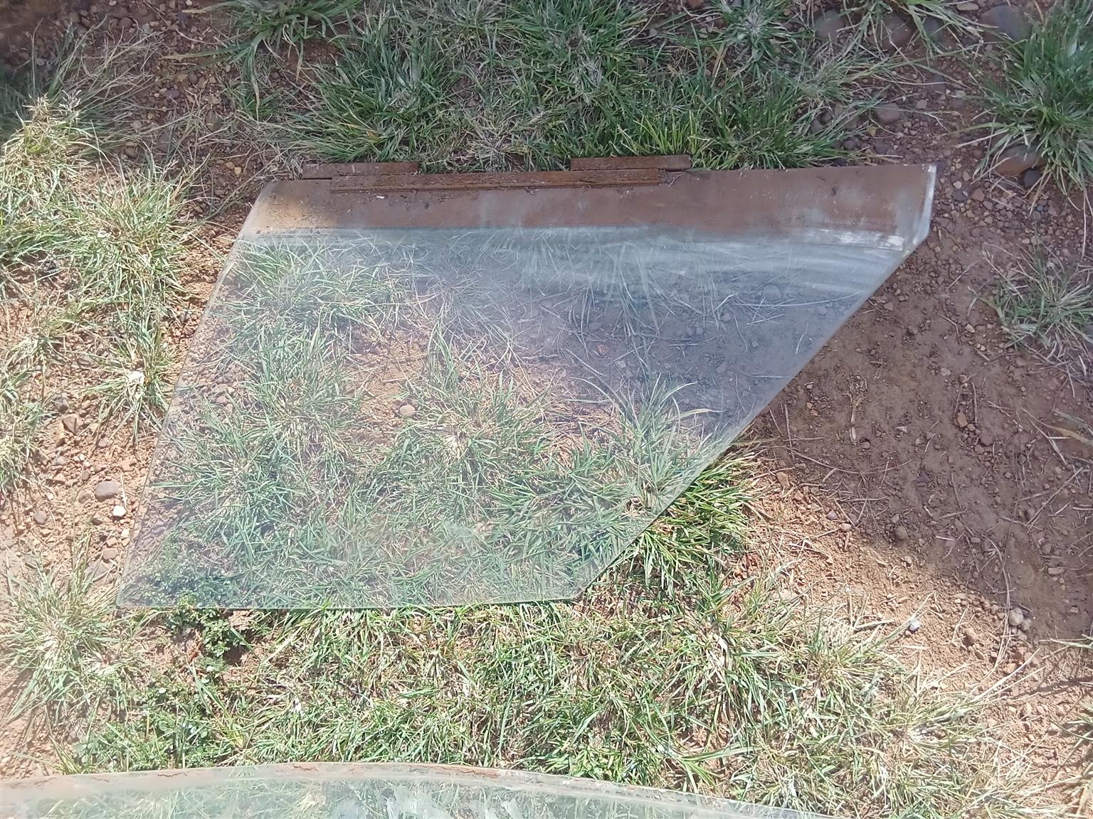 Chevrolet (2.5) left and right door glass each - Private Seller Chevrolet (2.5) left and right door glass each - Private Seller