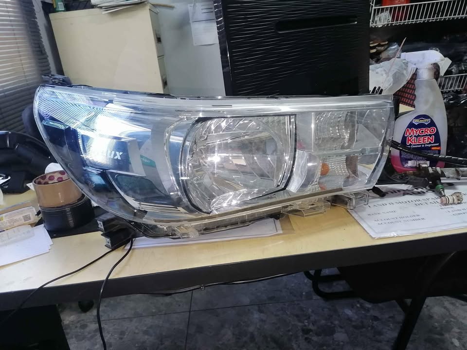 Toyota hilux gd6 right headlight - Private Seller