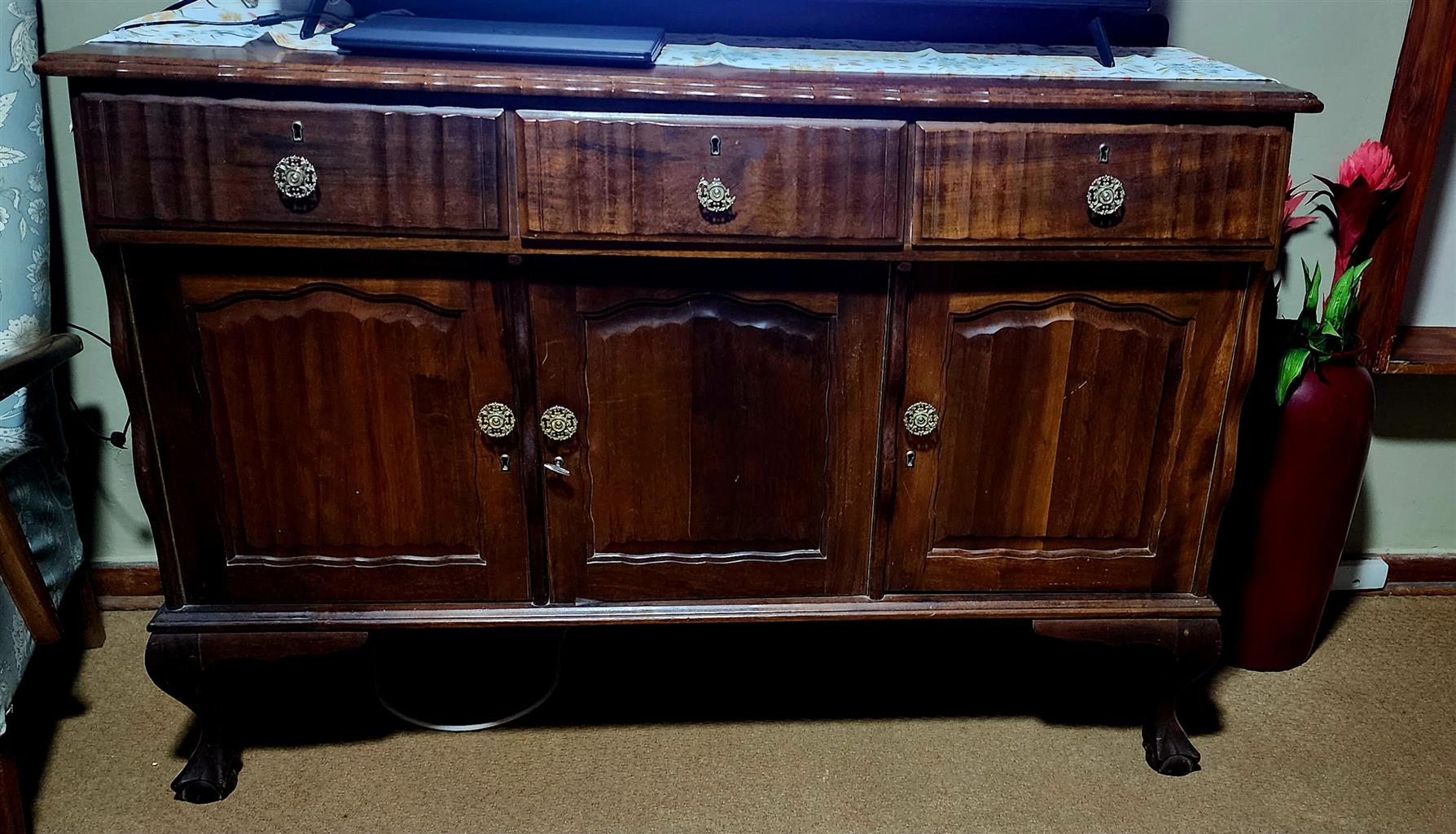 Ambulance ball & claw 6 seater dining set with sideboard