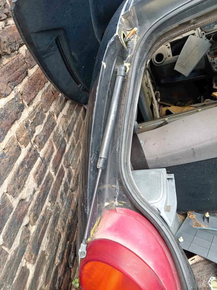 Chevrolet spark lite 2007 left hand side  tailgate shock