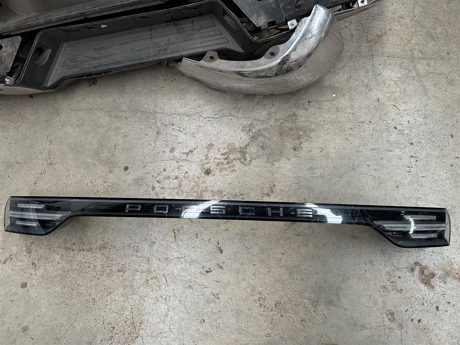 2019-2022 Porsche Cayenne Center Trunk brake Lamp Tailight - Private Seller 2019-2022 Porsche Cayenne Center Trunk brake Lamp Tailight - Private Seller