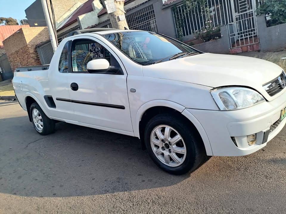 2011 CHEVROLET BAKKIE 1.7 DIESEL MANUAL TRANSMISSION IN EXCELLENT CONDITION 2011 CHEVROLET BAKKIE 1.7 DIESEL MANUAL TRANSMISSION IN EXCELLENT CONDITION
