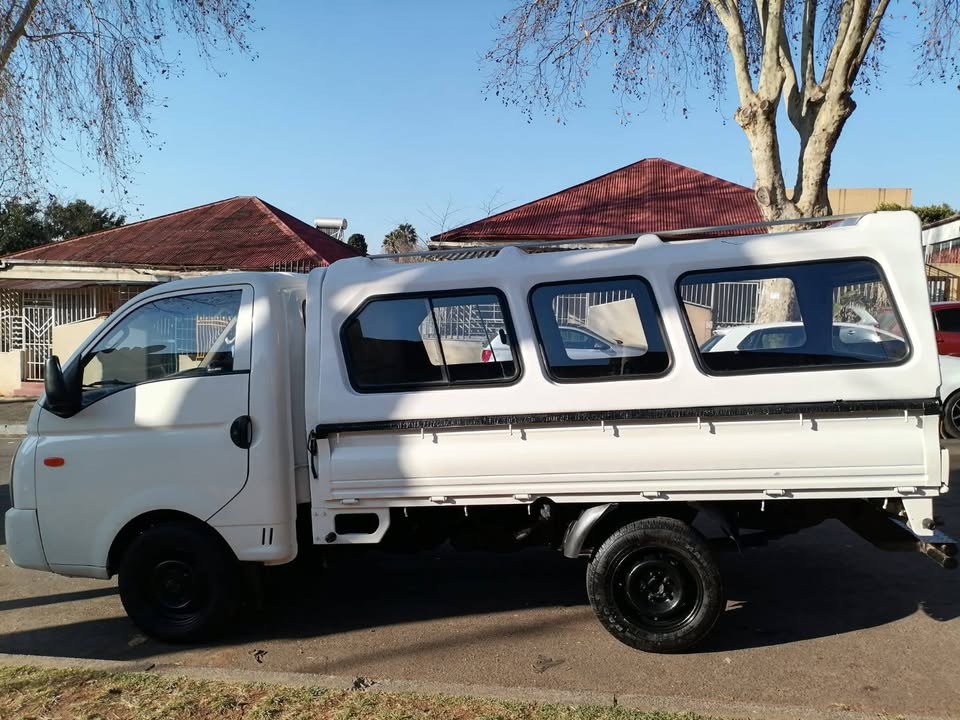 2015 HYUNDAI H100 BAKKIE 2.6 DIESEL WITH CANOPY IN EXCELLENT CONDITION