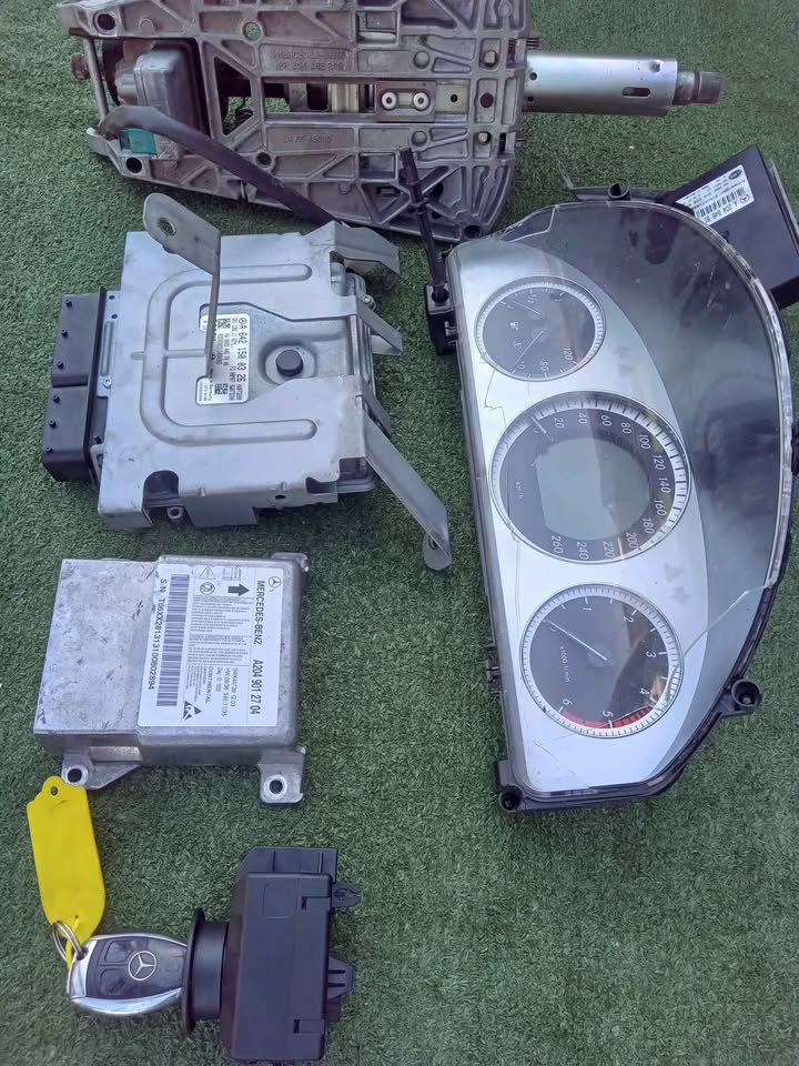 MERCEDES BENZ W204 C CLASS 320  WITH OM642 V6 DIESEL ENGINE COMPLETE LOCKSET AVAILABLE FOR SALE
