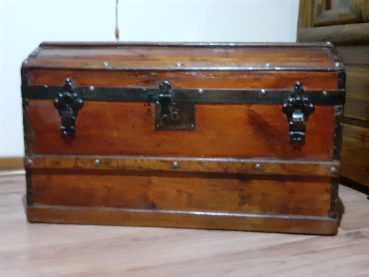 Vintage wagon chest, good condition