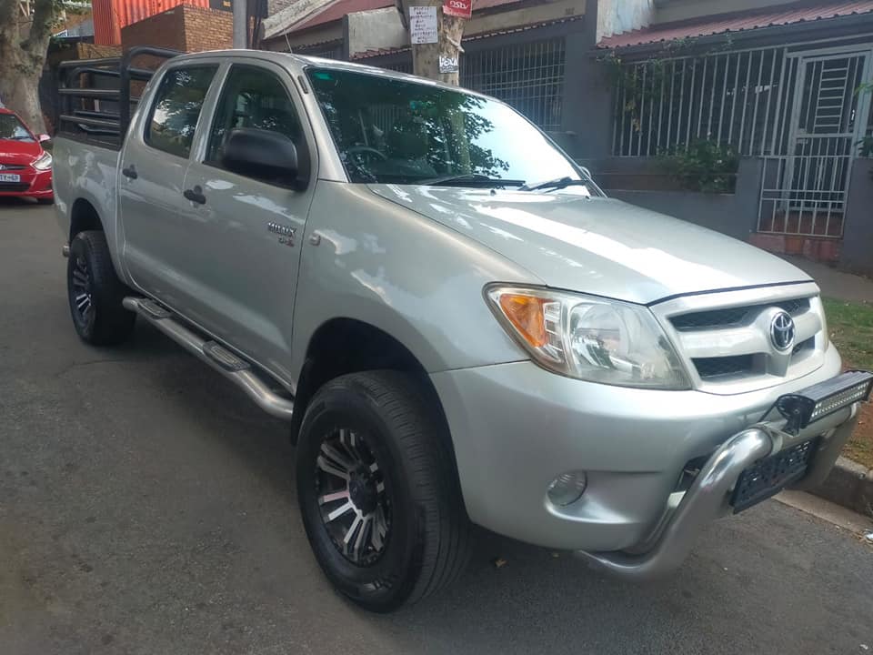 2006 TOYOTA HILUX D-CAB 2.5 D4D DIESEL, MANUAL, SILVER COLOR, MILEAGE 105000KMS