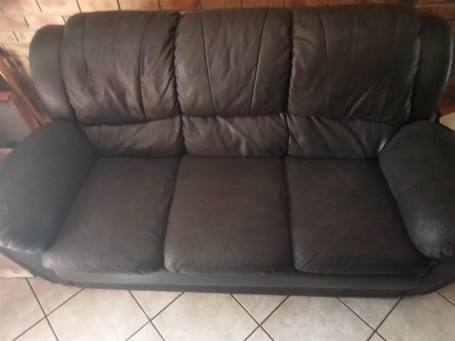 Black Grafton Everest 321 leather couches and Green 321 leather couches