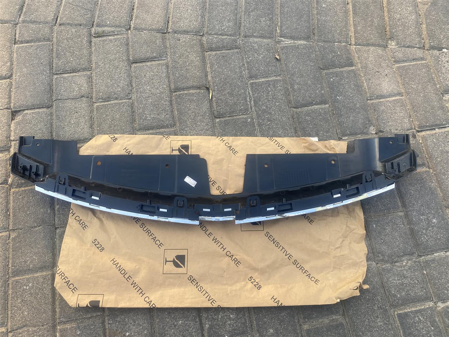 2013 CHEVROLET CRUZE UPPER RADIATOR GRILLE FOR SALE. IN PRISTINE CONDITION - Private Seller