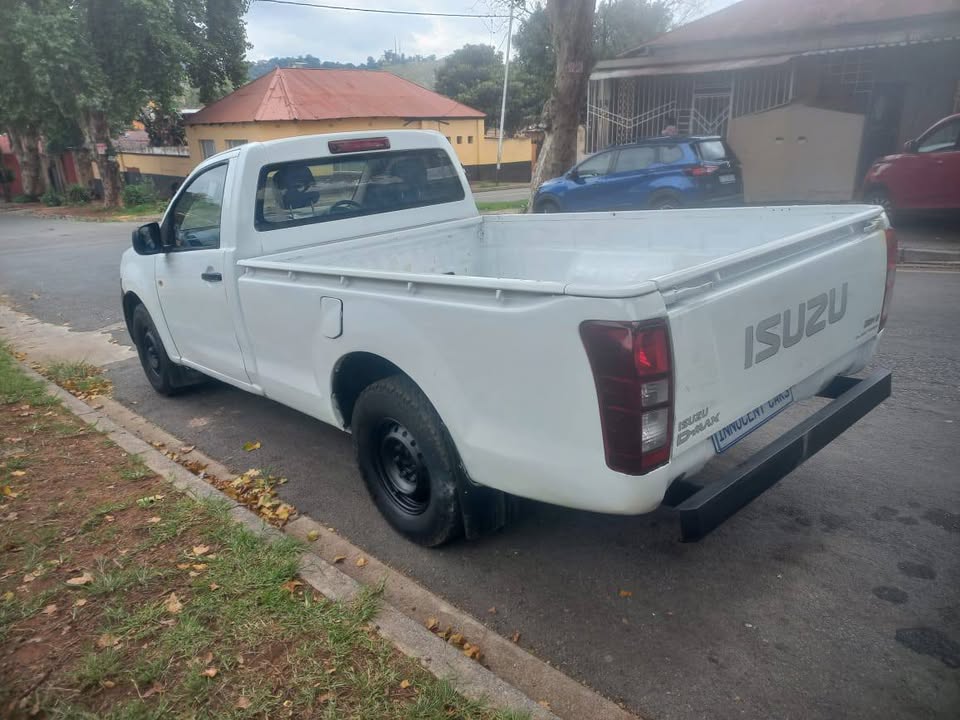 2015 ISUZU KB250 DMAX DIESEL SINGLE CAB Fleetside, Manual, White Color, Mileage 99000kms,
