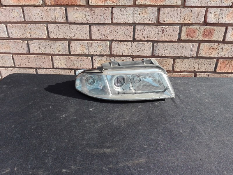 Audi A4 B5 Right Side Headlight - Private Seller Audi A4 B5 Right Side Headlight - Private Seller