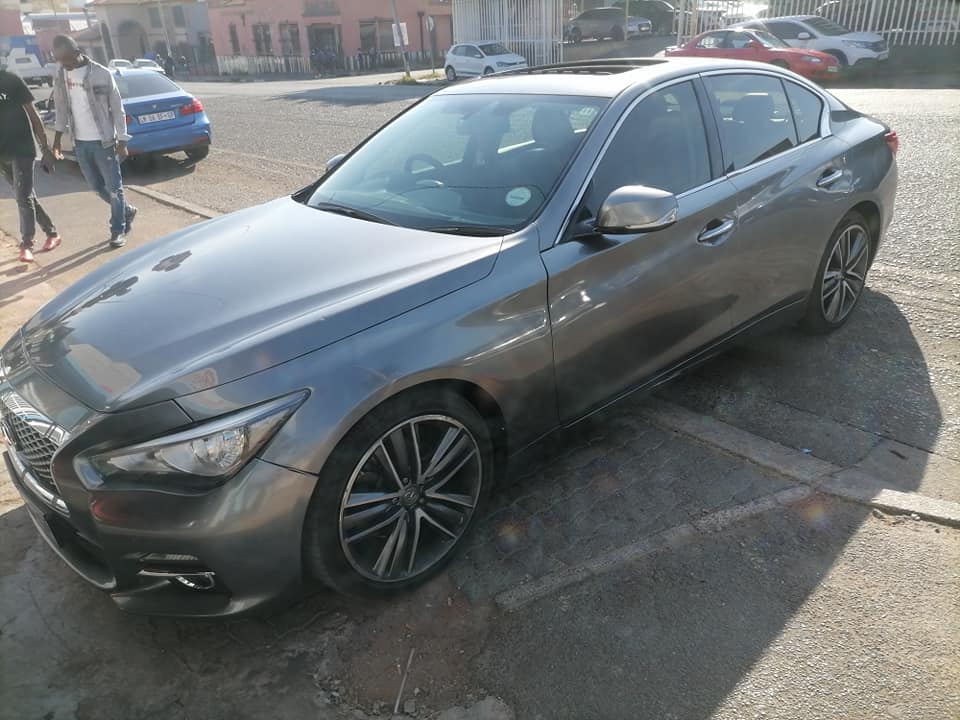 2014 infiniti Q50 2.2d Automatic with a leather seat and sunroof 360 Camera and Reserve Sensor