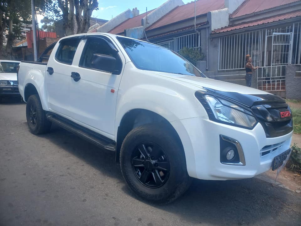 2018 ISUZU KB250 DMAX DIESEL D-CAB, WHITE COLOR, MILEAGE. SERVICE HISTORY.