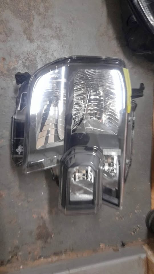 FORD RANGER T9 HEAD LIGHT - Private Seller FORD RANGER T9 HEAD LIGHT - Private Seller