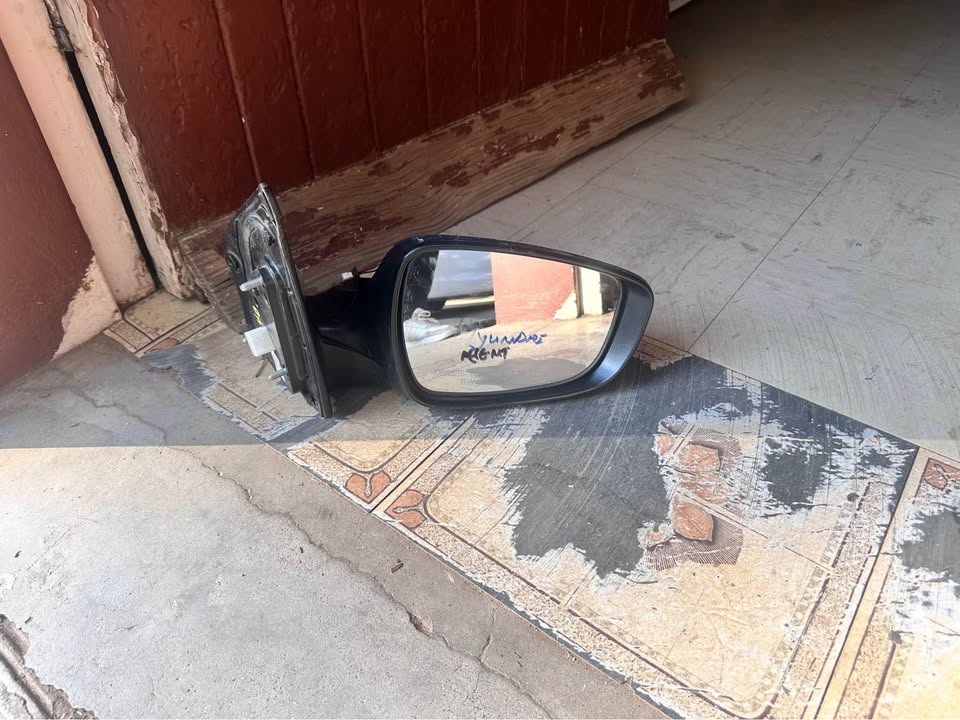 Hyundai accent right side mirror - Private Seller Hyundai accent right side mirror - Private Seller