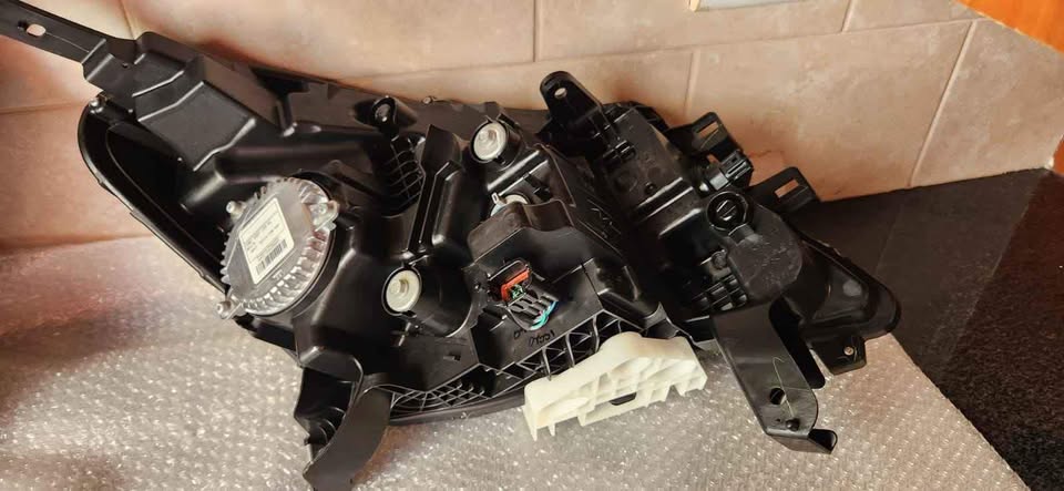 Nissan Navara Xenon Headlight - Private Seller Nissan Navara Xenon Headlight - Private Seller