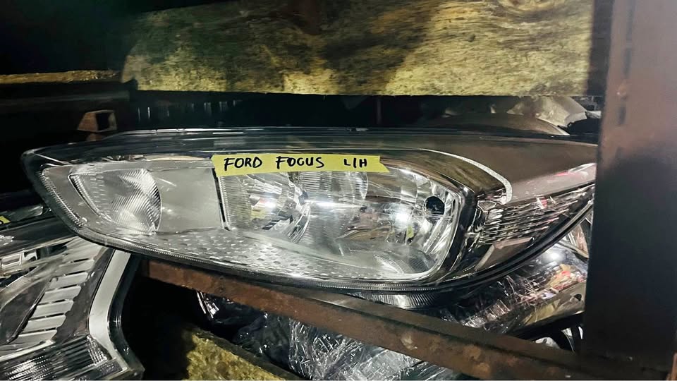 Ford Focus headlight - Private Seller Ford Focus headlight - Private Seller