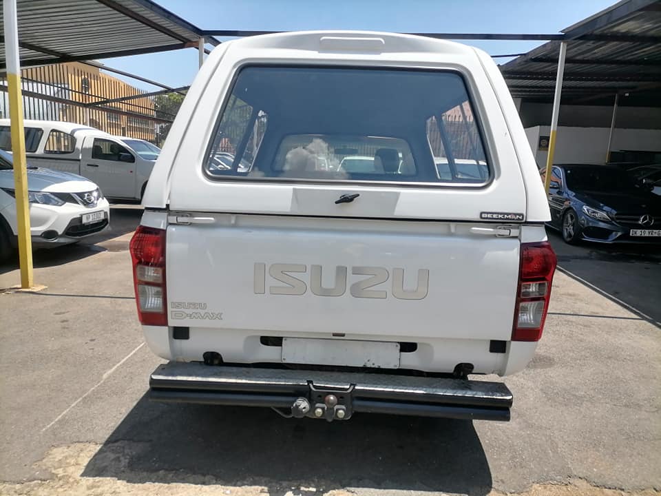 2021 Isuzu D-max 250C Bakkie with a Canopy service book and spare key
