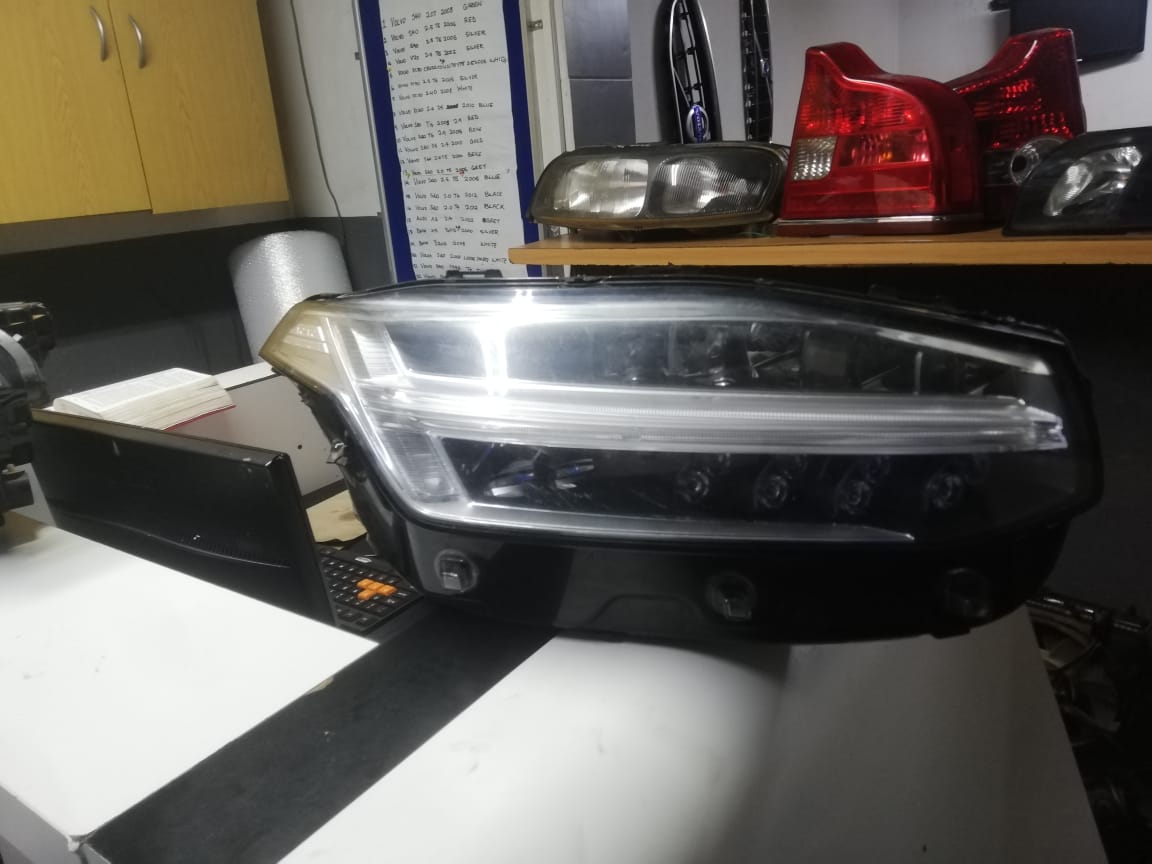 VOLVO XC90 2019 LED LEFT HEADLIGHT FOR SALE (DELIVERY AVAILABLE COUNTRY WIDE) - Private Seller VOLVO XC90 2019 LED LEFT HEADLIGHT FOR SALE (DELIVERY AVAILABLE COUNTRY WIDE) - Private Seller