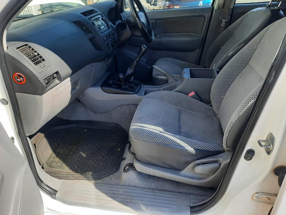 2011 Toyota Hilux 2.5D D4D 4x4 Double Cab with Canopy and a Nice interior seat