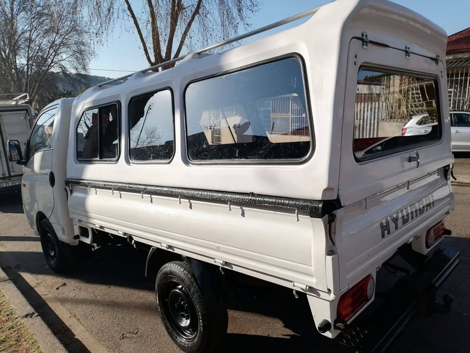 2015 HYUNDAI H100 BAKKIE 2.6 DIESEL WITH CANOPY IN EXCELLENT CONDITION