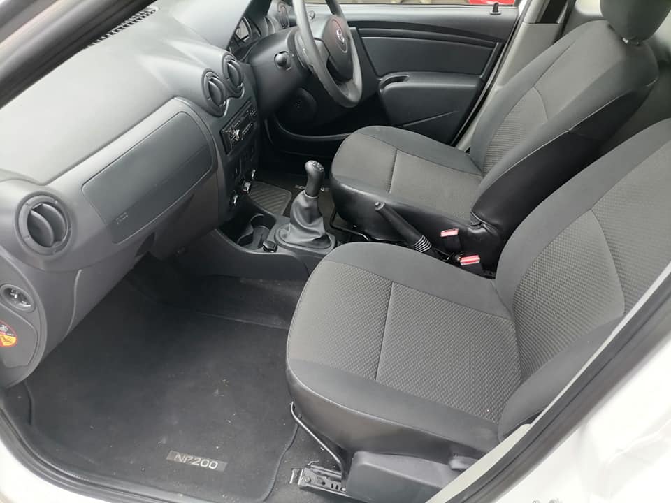 2021 Nissan Np200 1.6i Bakkie with a Canopy and spare key, service book