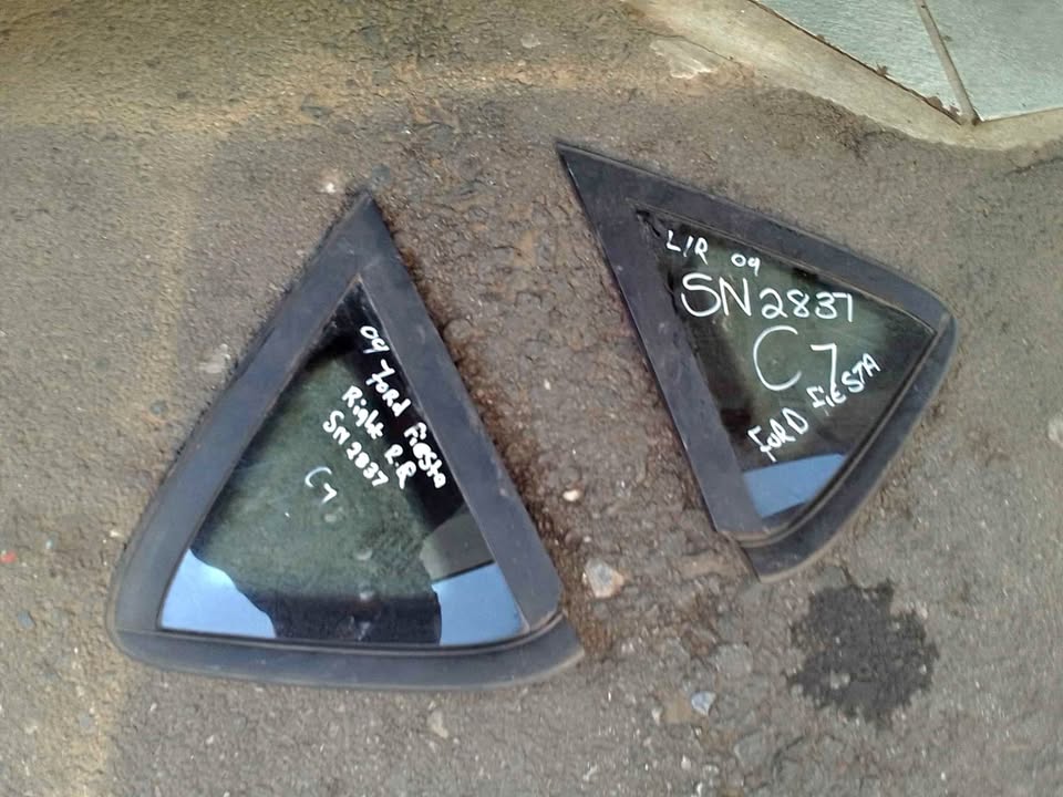 2009 ford fiesta small back glass - Private Seller
