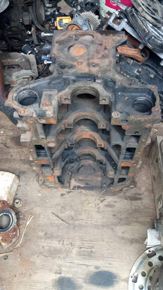 Kia K2500 engine block, piston, Conrods, exhaust manifold, timing cover, top cover, cams - Private Seller Kia K2500 engine block, piston, Conrods, exhaust manifold, timing cover, top cover, cams - Private Seller