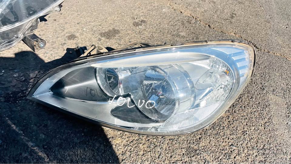 Volvo S60 headlight - Private Seller Volvo S60 headlight - Private Seller