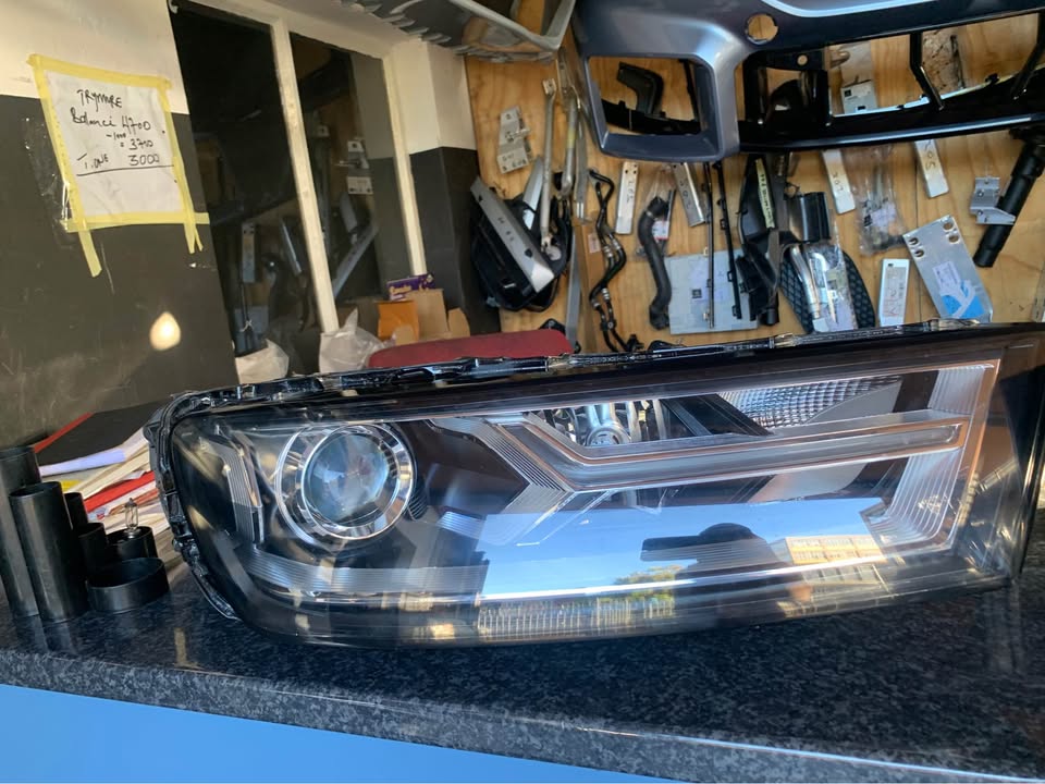 Audi Q7 headlights left and right - Private Seller Audi Q7 headlights left and right - Private Seller