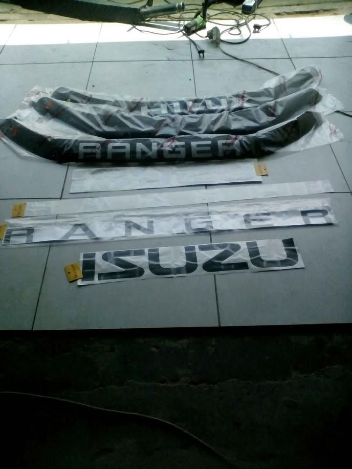 Stickers and bonnet guard for Ranger, Hilux and Isuzu - Private Seller