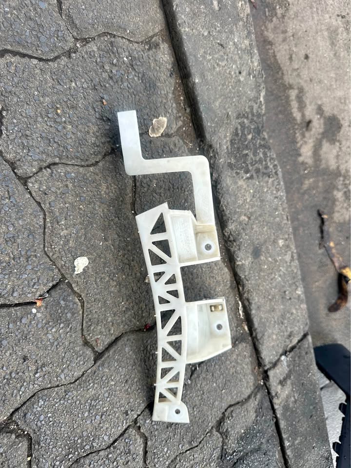 Front Bumper slide Moulding Bracket Right For Ford Ranger - Private Seller Front Bumper slide Moulding Bracket Right For Ford Ranger - Private Seller