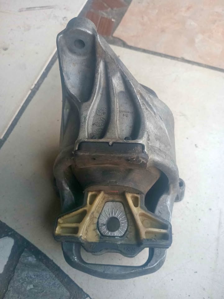Engine mounting fits Audi A4 8wo 199371B - Private Seller Engine mounting fits Audi A4 8wo 199371B - Private Seller