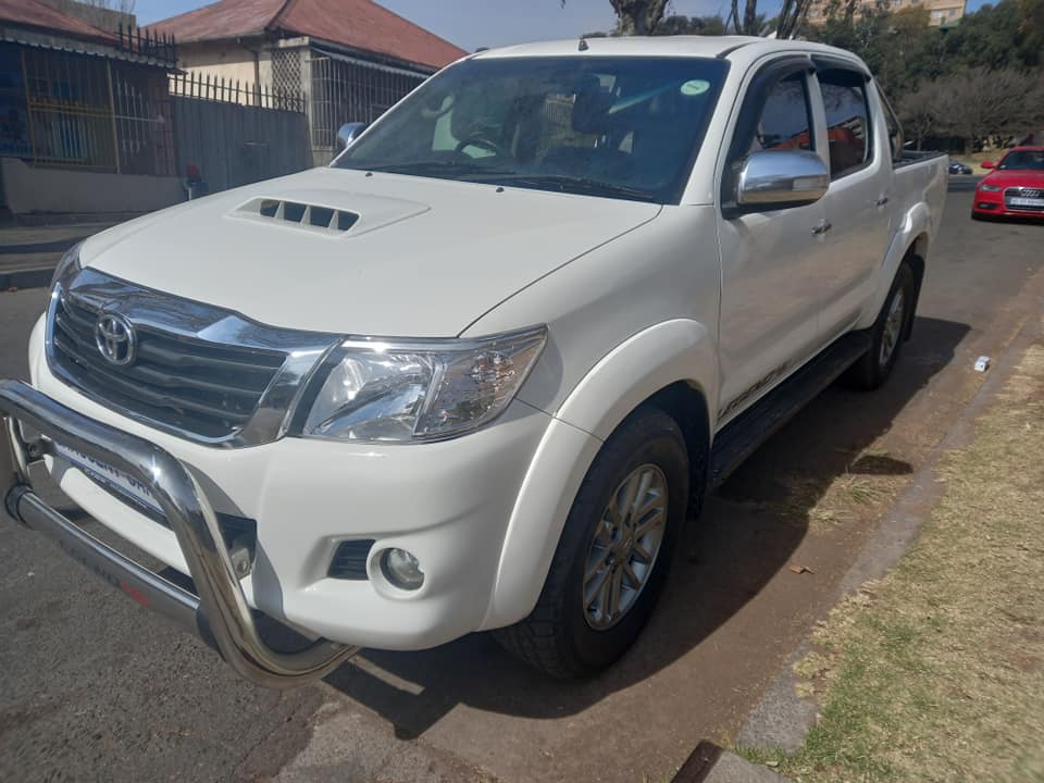 2015 TOYOTA HILUX 2.5 D4D DIESEL, LEGEND 45, DOUBLE CAB, MANUAL, WHITE COLOR, 110000KM