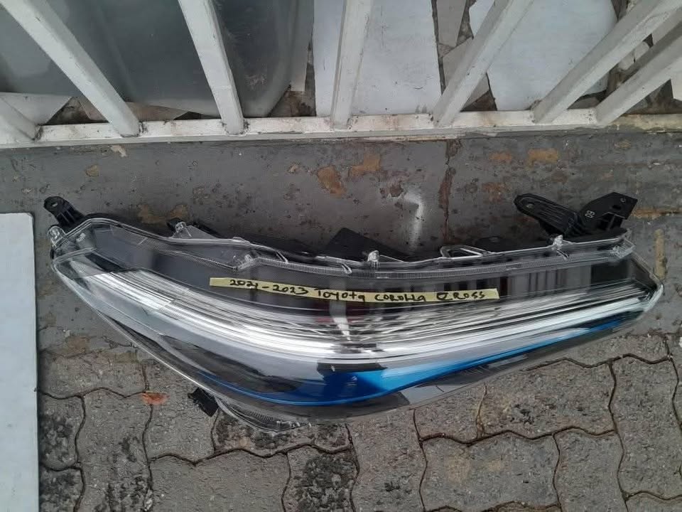 2021-2023 TOYOTA COROLLA CROSS RIGHT SIDE HEADLIGHT FOR SALE