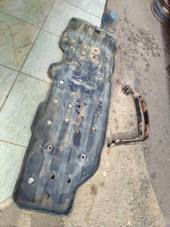 2015 Toyota Hilux D4D 4x4 diesel tank cover - Private Seller