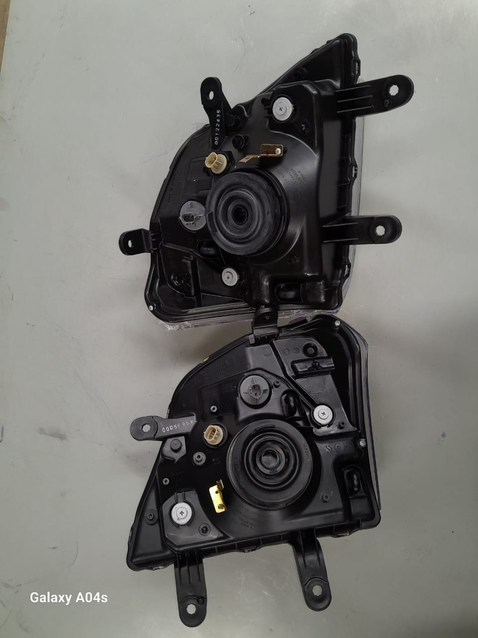 ISUZU KB250 BOTH FRONT HEADLIGHT 2010 MODEL FOR SALE - Private Seller