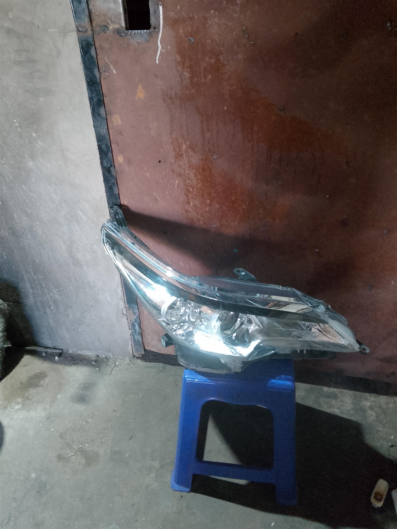 Toyota Fortuner DG6 Headlight Xenon Right - Private Seller Toyota Fortuner DG6 Headlight Xenon Right - Private Seller