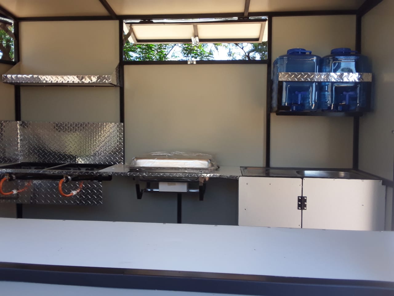 We fabricate mobile kitchens