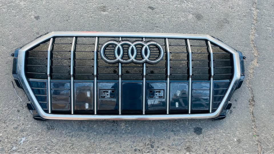 AUDI Q3 GRILL - Private Seller AUDI Q3 GRILL - Private Seller