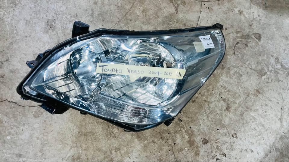 Toyota Verso headlight 2009/12 - Private Seller