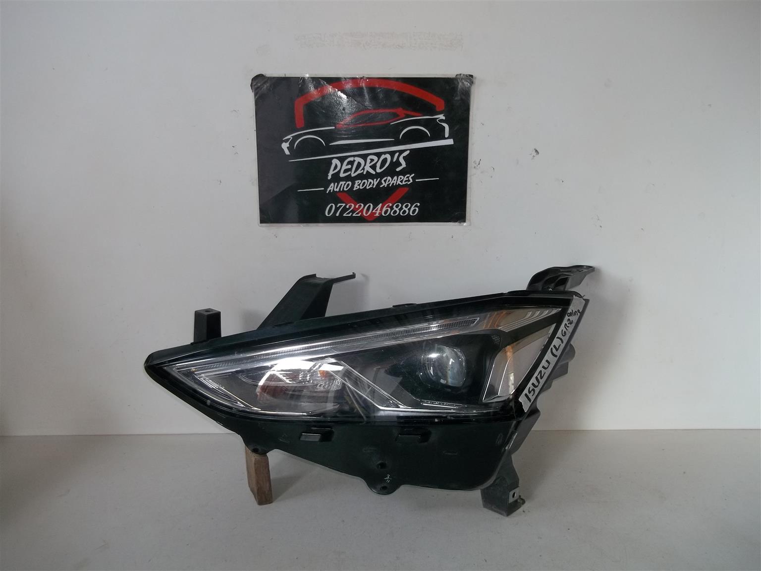 Isuzu MU-X '20-'23 left headlight - Private Seller Isuzu MU-X '20-'23 left headlight - Private Seller