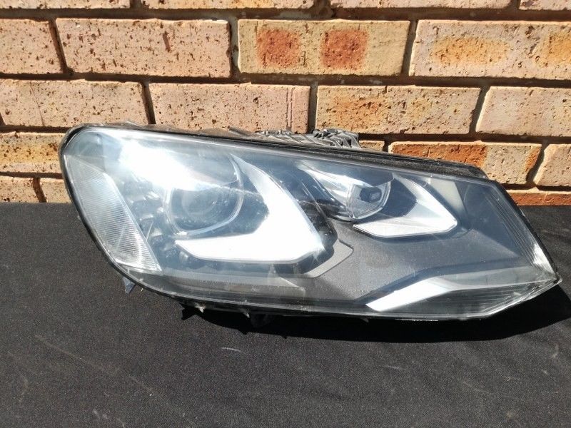 Volkswagen Touareg Headlight Xenon - Private Seller Volkswagen Touareg Headlight Xenon - Private Seller