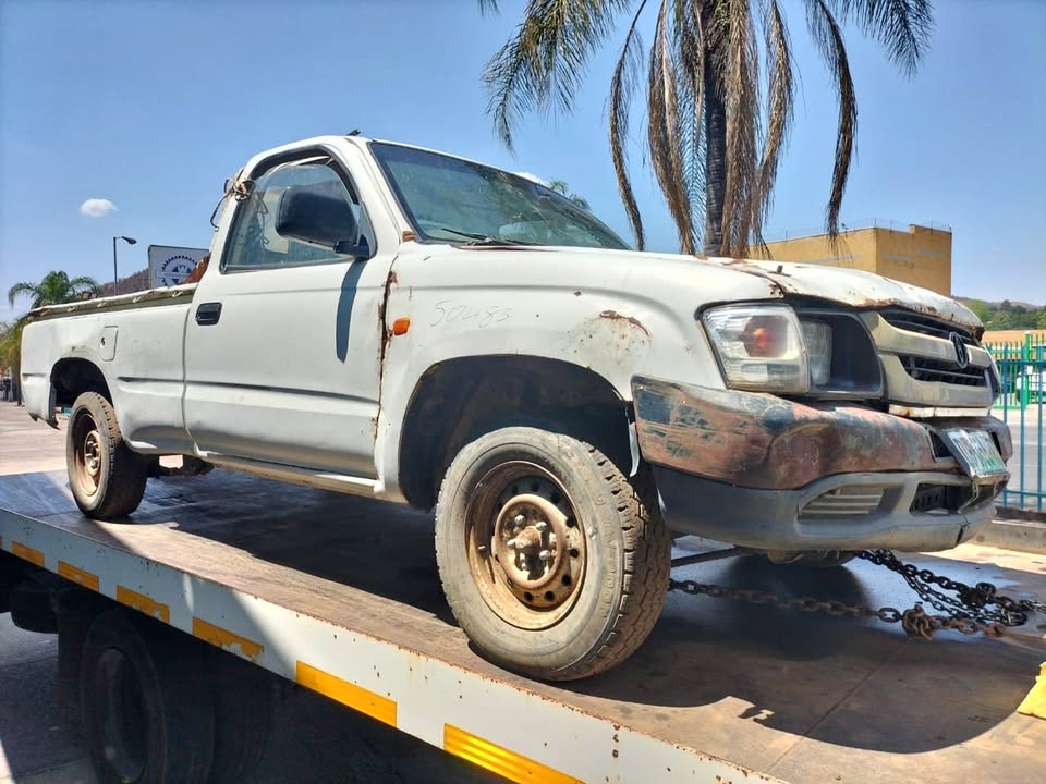TOYOTA HILUX 2.0 PETROL BAKKIE STRIPPING FOR SPARES - Private Seller TOYOTA HILUX 2.0 PETROL BAKKIE STRIPPING FOR SPARES - Private Seller