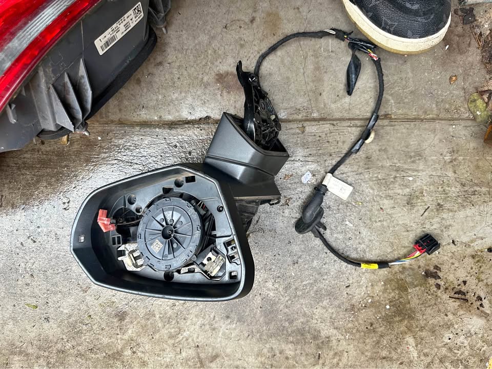 Audi Q2 right side mirror - Private Seller Audi Q2 right side mirror - Private Seller