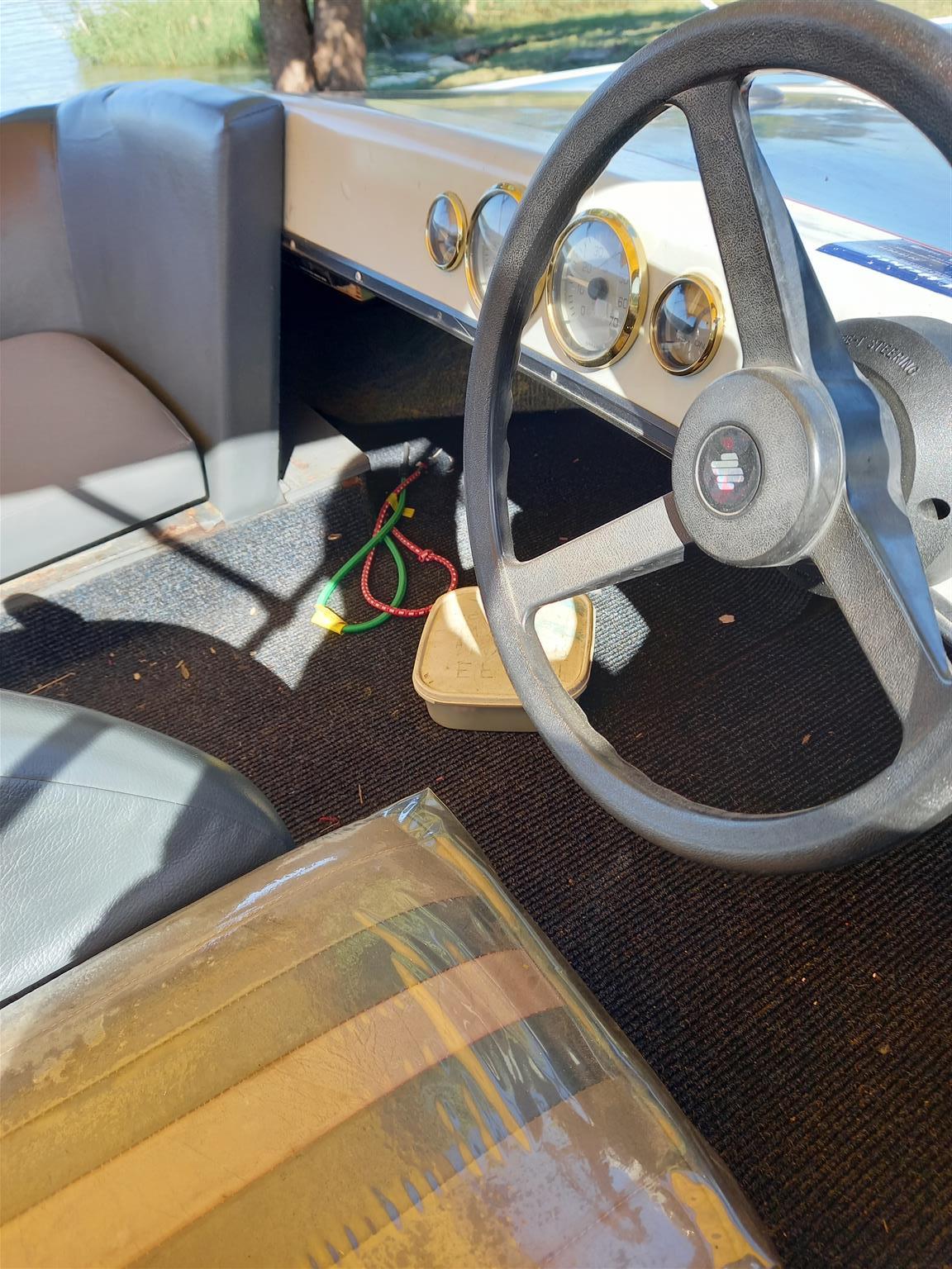 Performer speedboat with 150hp Mercury outboard motor