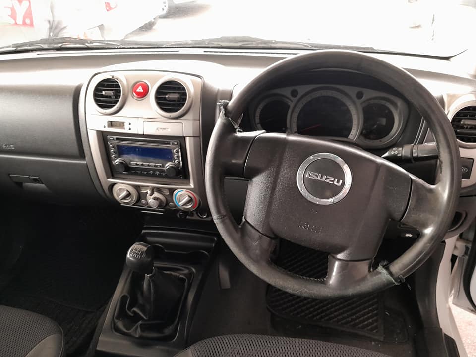 2010 ISUZU KB300 LX HARDBODY 4X2 DOUBLE CAB WITH CANOPY MANUAL