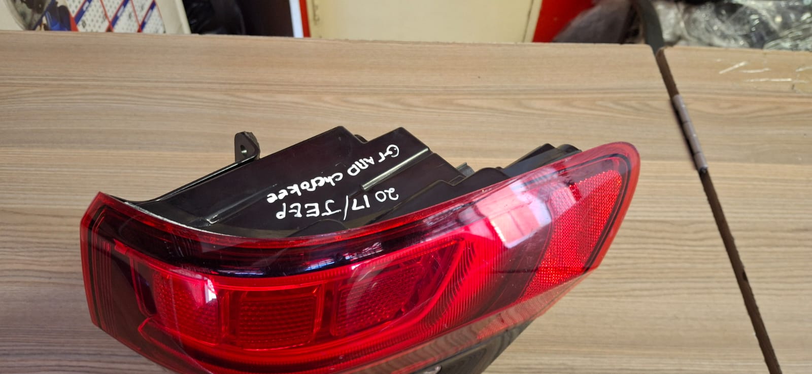 2017 JEEP GRAND CHEROKEE TAILLIGHT RIGHTSIDE AVAILABLE FOR SALE - Private Seller 2017 JEEP GRAND CHEROKEE TAILLIGHT RIGHTSIDE AVAILABLE FOR SALE - Private Seller