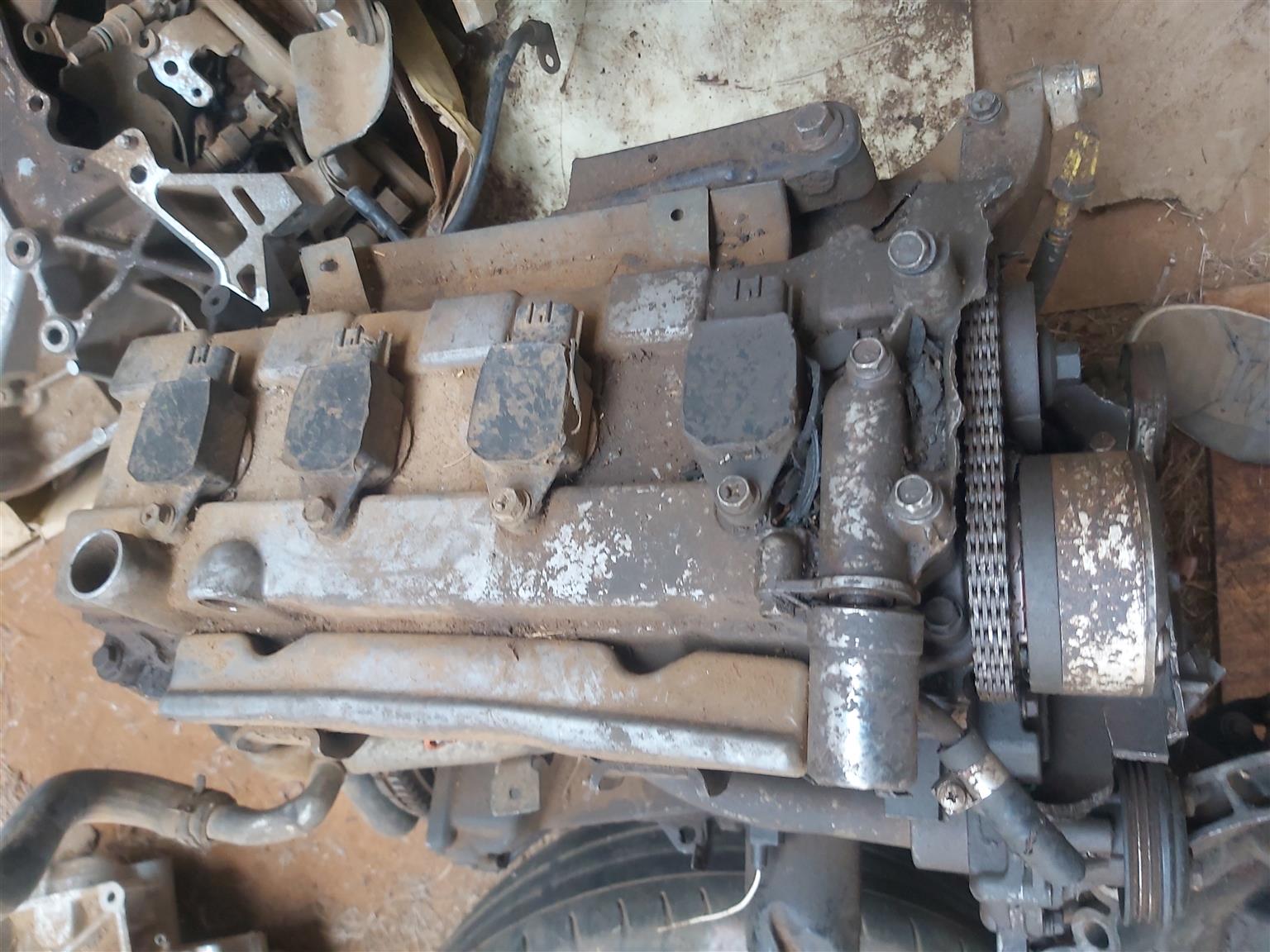 Engine parts Nissan micra 4 cylinders - Private Seller Engine parts Nissan micra 4 cylinders - Private Seller